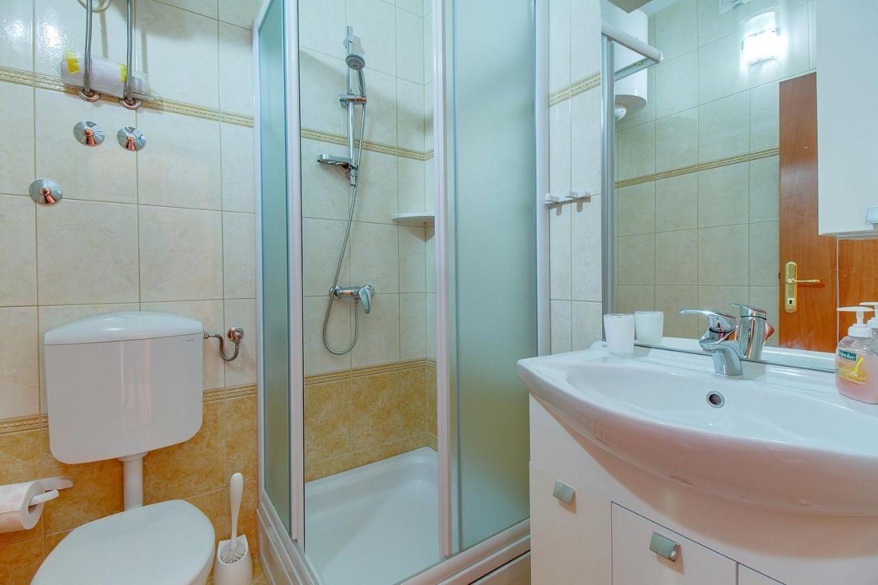 Apartments And Rooms By The Sea Nerezine, Losinj - 11815 Exteriör bild